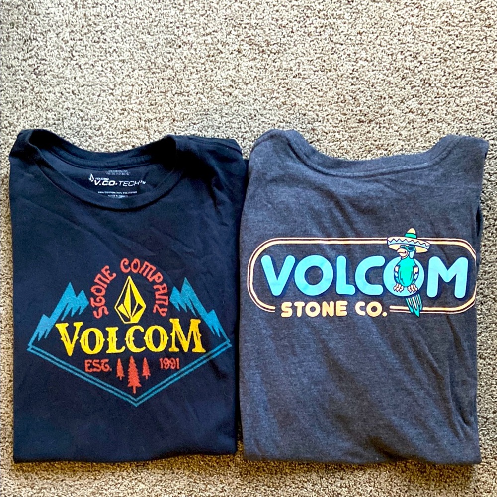 Volcom lot of 2 Black and Gray Short Sleeve graphic Tee shirts Sz M